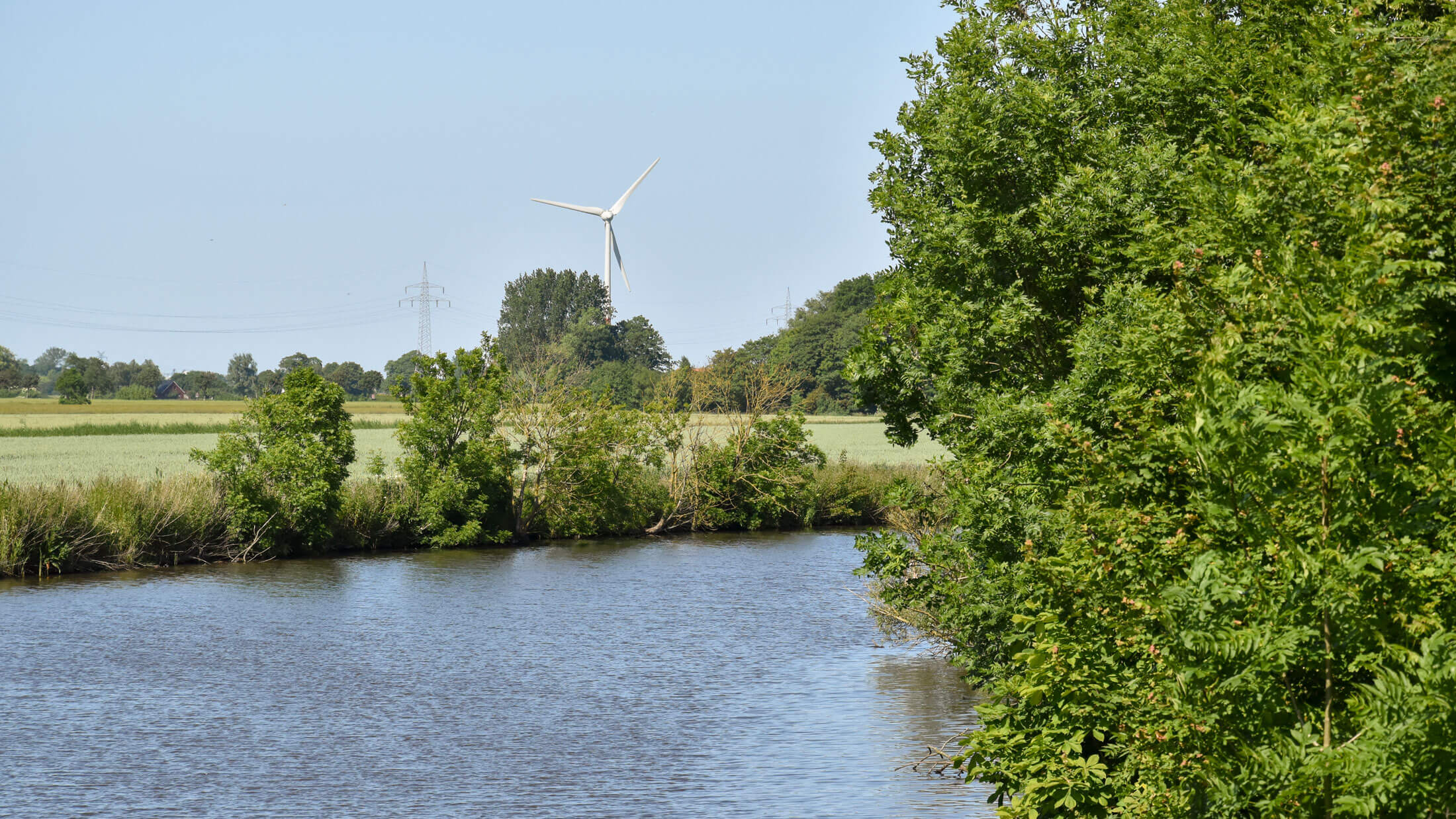 Ein Fluss im Sommer in Altfunnixsiel, Landkreis Wittmund