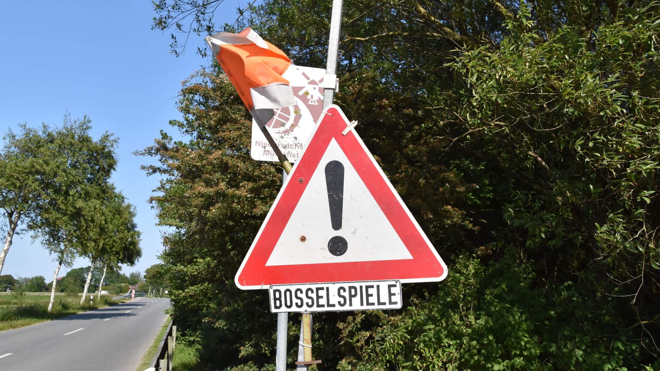 Verkehrszeichen mit der Aufschrift "Bosselspiele" im Landkreis Wittmund